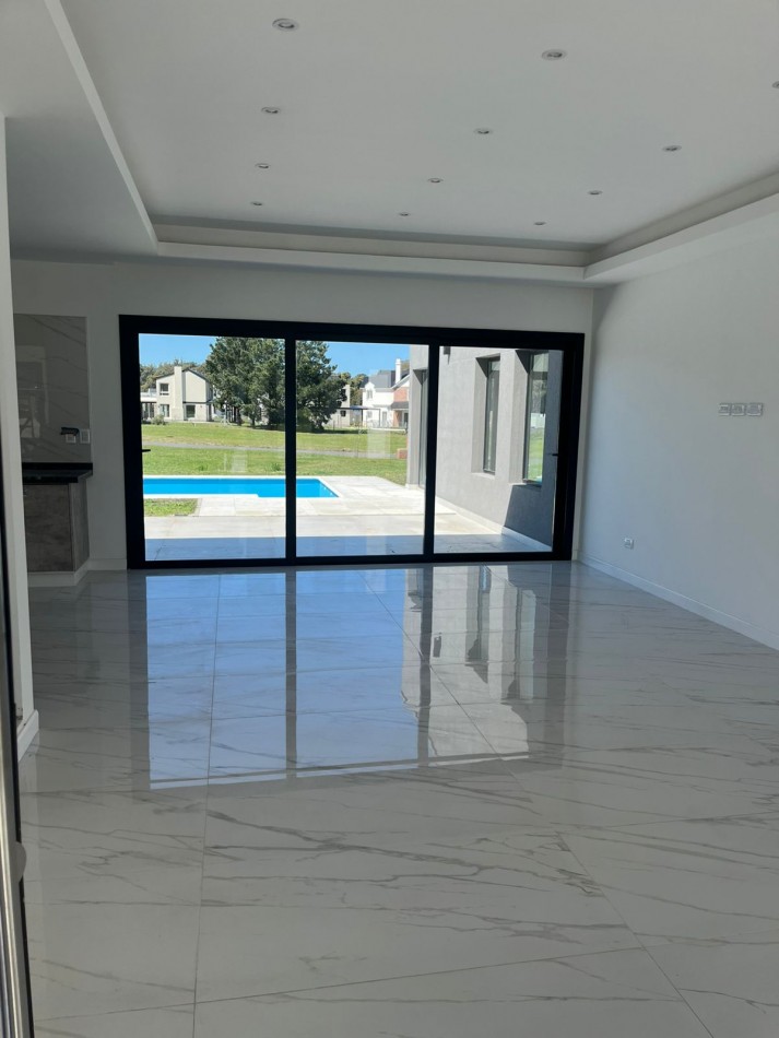 CASA EN VENTA / ALQUILER PERMANENTE  Rumenco Joven