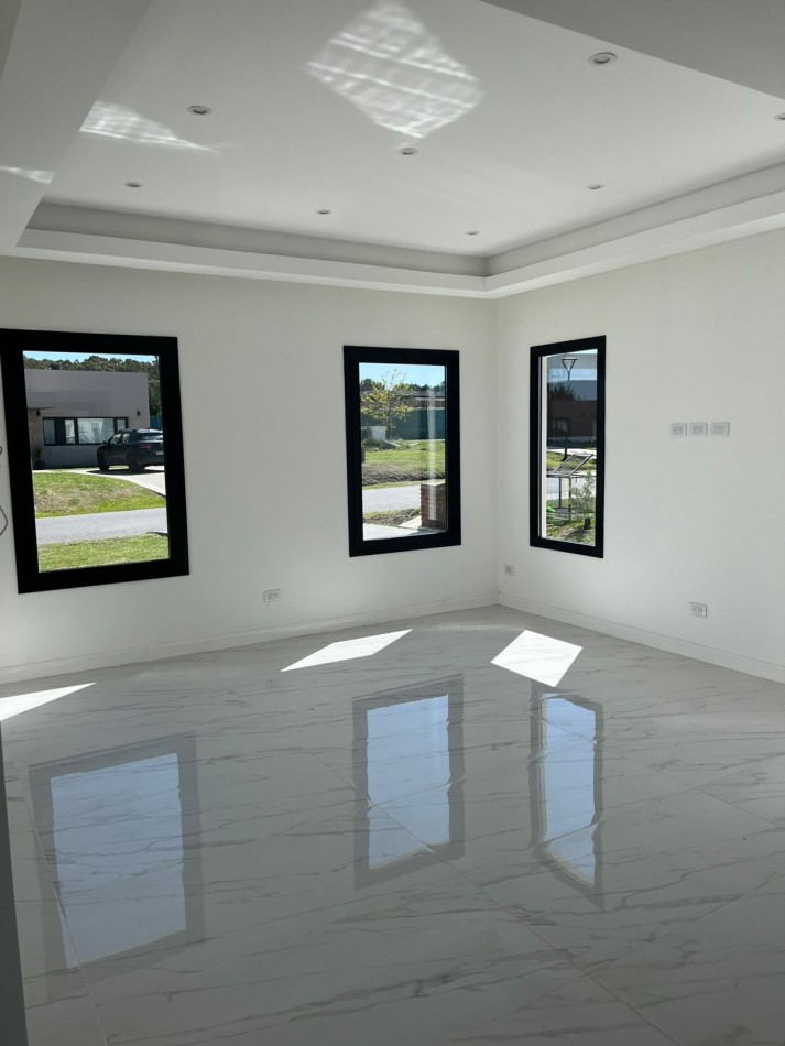 CASA EN VENTA / ALQUILER PERMANENTE  Rumenco Joven