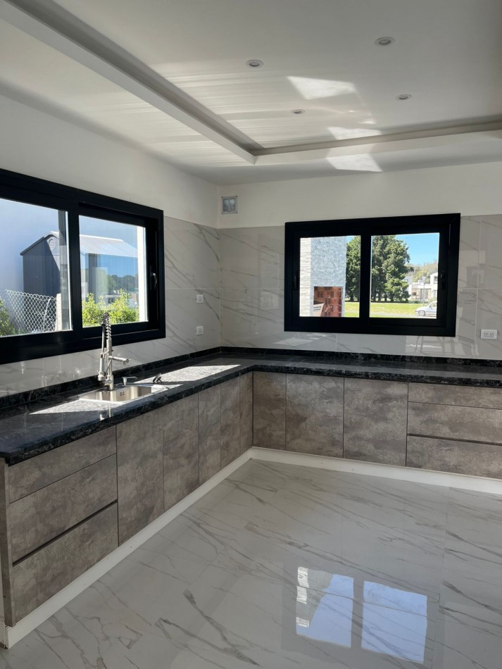 CASA EN VENTA / ALQUILER PERMANENTE  Rumenco Joven